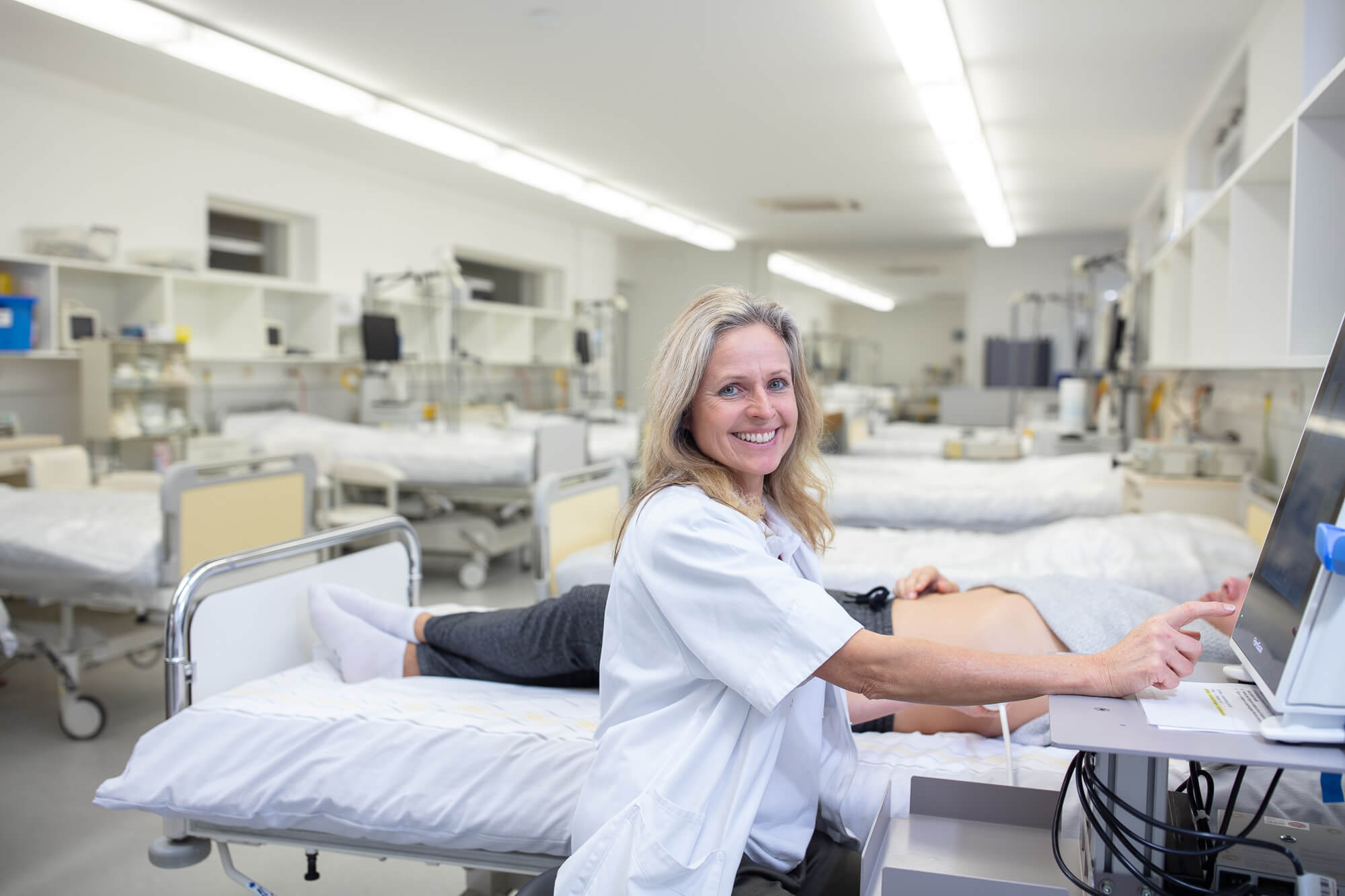 German site _patient in clinic with staff_Copyright by Julia Berlin_RAW__Y6A6377