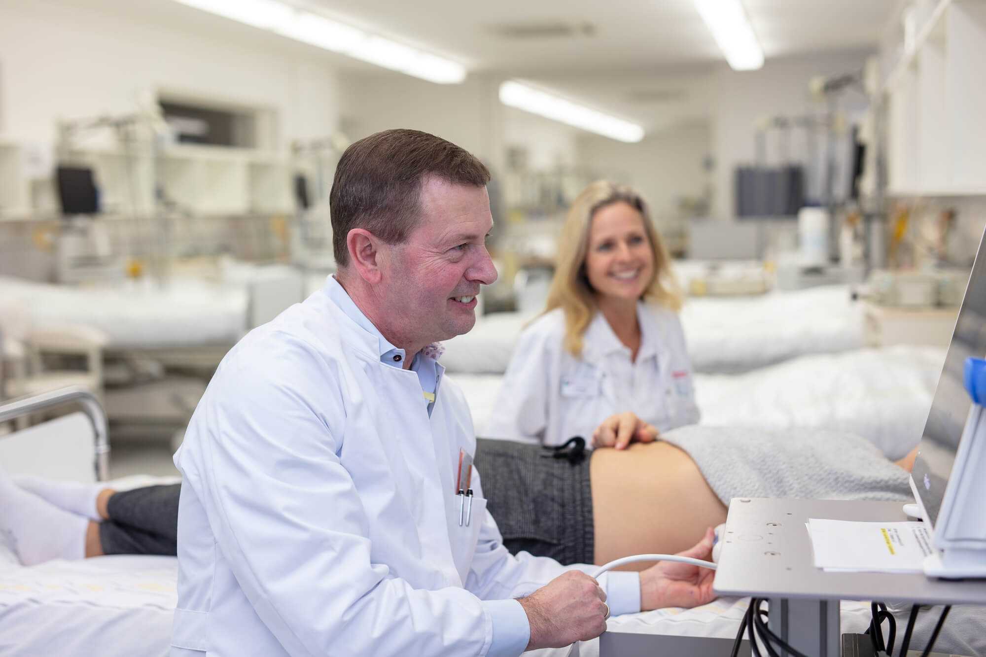 German site_ T.Frost with patient Copyright by Julia Berlin_RAW__Y6A6414