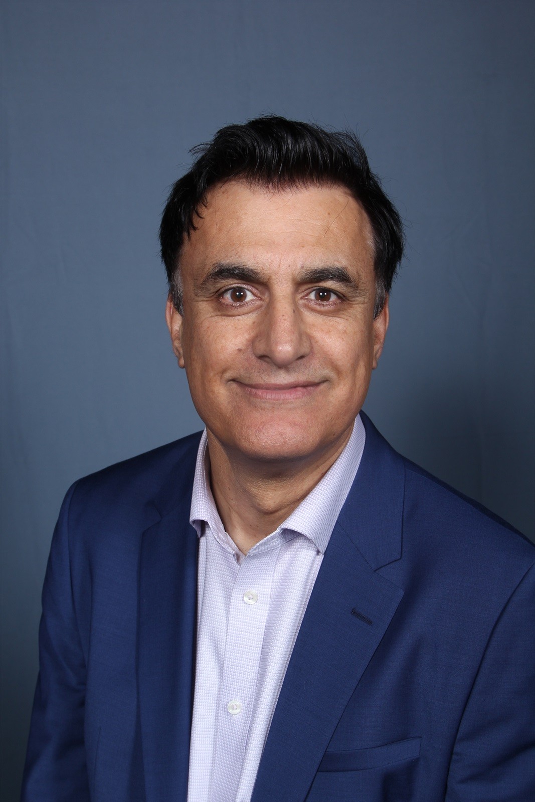 Mo-headshot-bio-2025-2-2-1 Mo-headshot-bio-2025-2-2-1